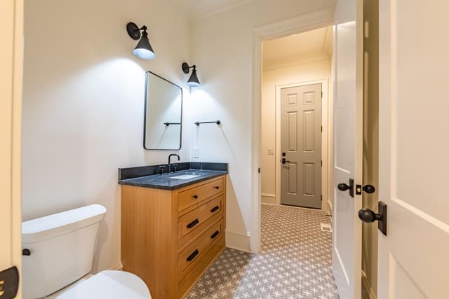 Bath with patterned flooring