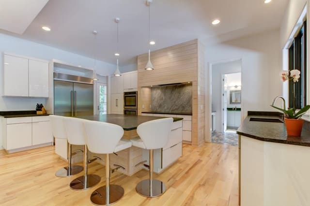 Modern Kitchen in Avalaire neighborhood